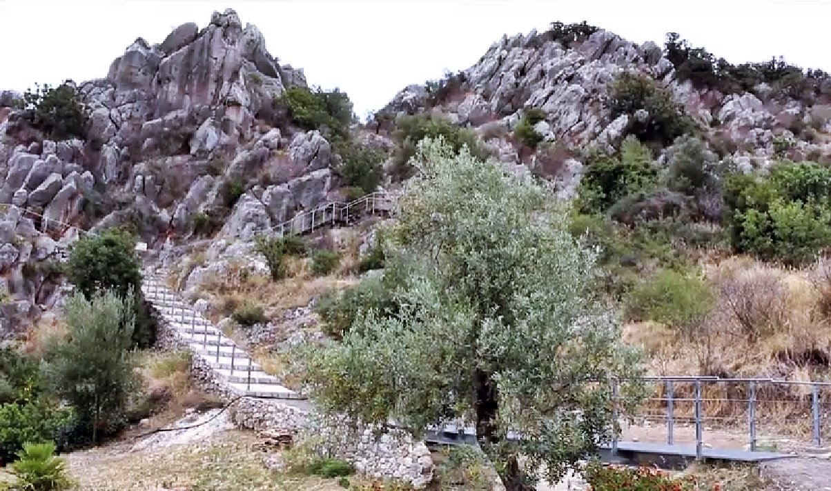 the entrance to the site from the NW (from the port)