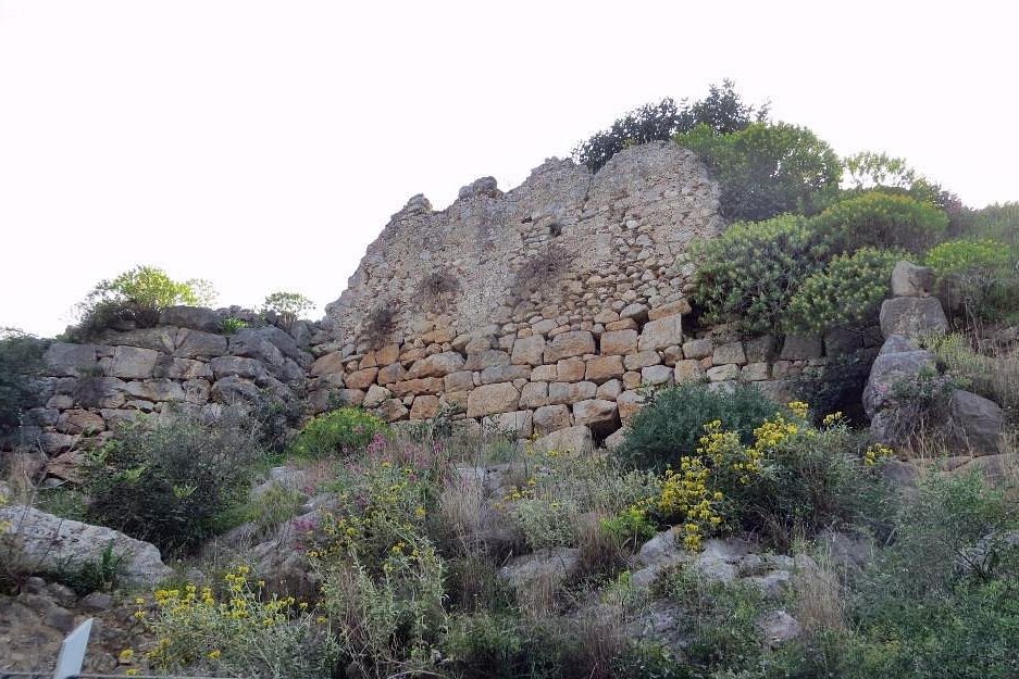 remains of the eastern wall with medieval additions