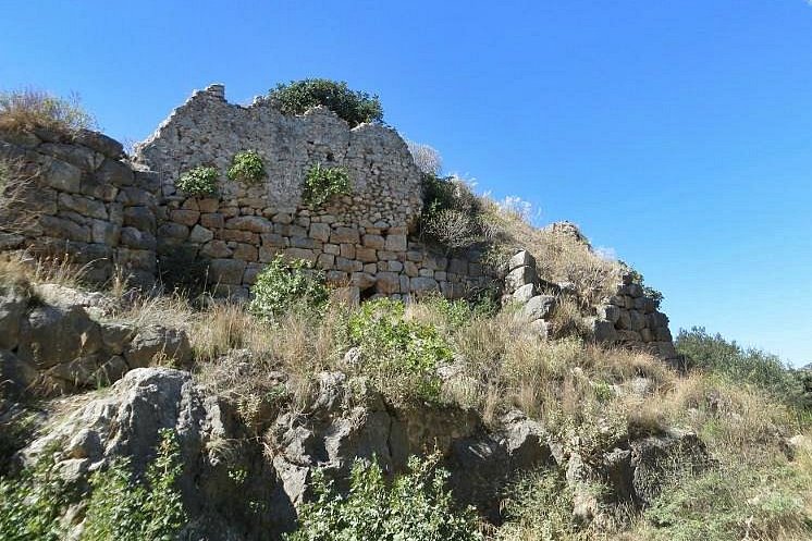 remains of the eastern wall with medieval additions