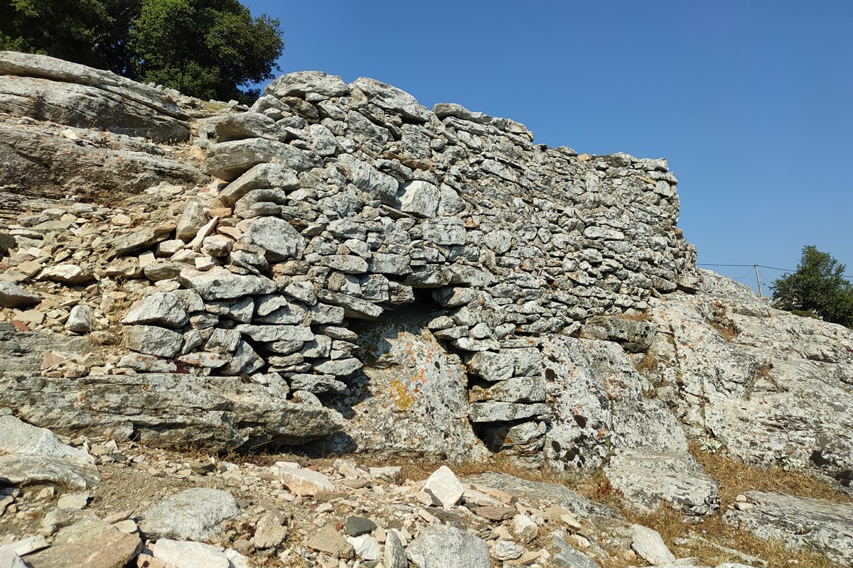 eastern wall (height 1.5m)