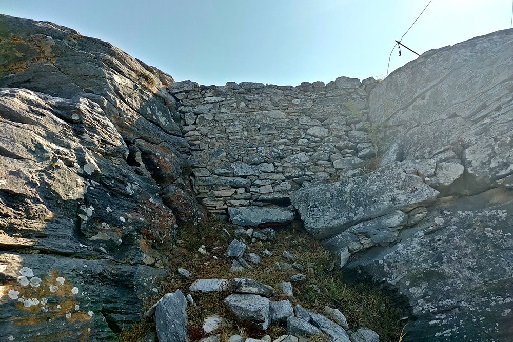 part of the wall between rocks embeded in the fortification